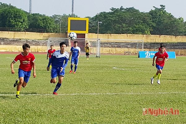Trận đấu giữa đội Tân Kỳ (áo xanh) và TX Cửa Lò (áo đỏ)
