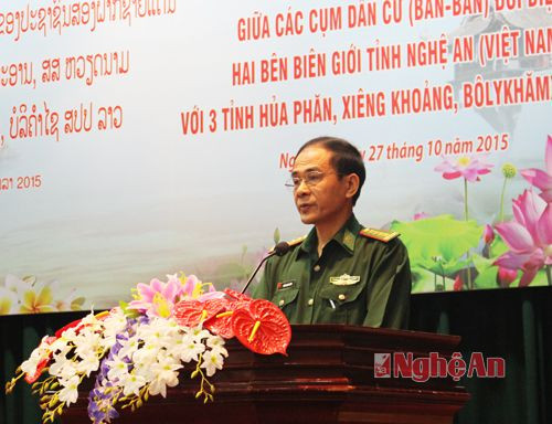 Đại tá Trần Minh Công - Phó Chính ủy Bộ đội Biên phòng tỉnh Nghệ An báo cáo sơ kết 2 năm kết nghĩa giữa các cụm dân cư (bản - bản) hai bên biên giới
