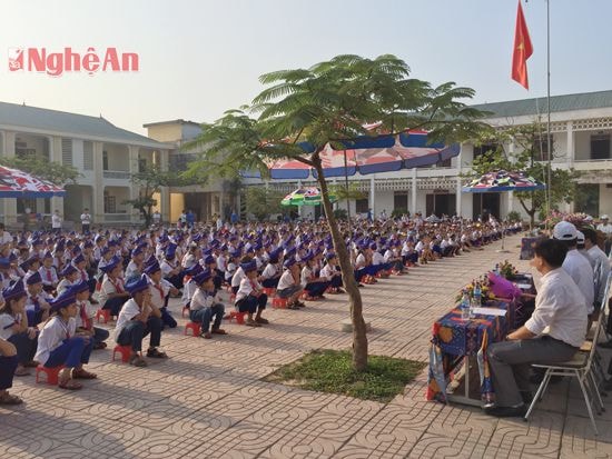  Học sinh tham gia buổi lễ phát động tiết kiệm điện trong trường học.