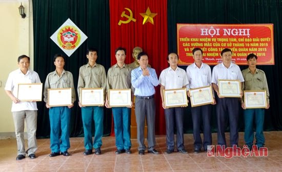  Trao giấy khen cho các cá nhân có thành tích xuất sắc.