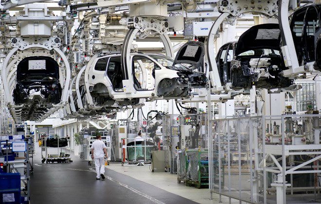 Dây chuyền sản xuất xe hơi bên trong nhà máy của hãng Volkswagen ở Wolfsburg, Đức. (Nguồn: AFP/TTXVN)