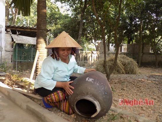 Bà Lang Thị Quý, Bản Quang Hương xã Châu Quang úp lu vại phòng chống sốt xuất huyết)