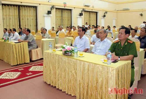 Các đồng chí lãnh đạo tỉnh và nguyên lãnh đạo về dự hội nghị.