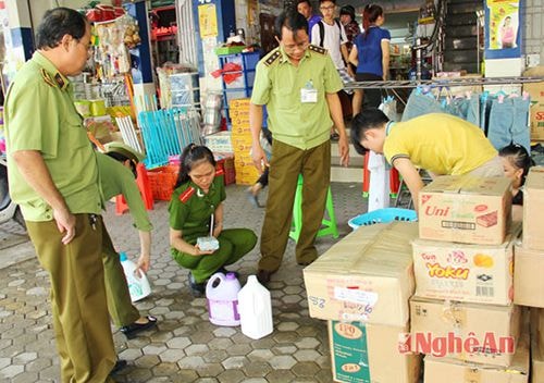 Cán bộ Chi cục Quản lý thị trường phối hợp kiểm tra tại một đại lý ở huyện Diễn Châu.