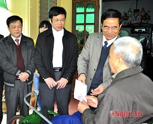 Đồng chí Nguyễn Hữu Lậm tặng quà cho đối tượng chính sách ở Nam Đàn. Ảnh: P.V