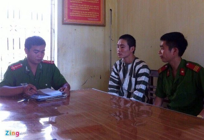  Đối tượng Hùng đang trả lời các điều tra viên. Ảnh: CTV.