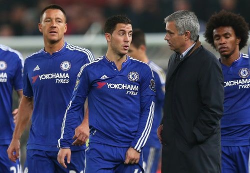 Mourinho nói chuyện với Hazard trong hiệp phụ. Ảnh: Reuters.