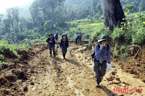 Hành trình đến Pù Xai Lai Leng băng qua những đoạn dốc cao, vực sâu