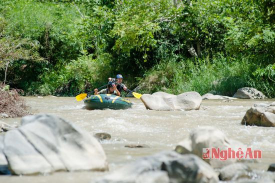 Ngay dưới chân Pù Xai Lai Leng là dòng Nậm Khiên, nơi du khách có thể khám phá bằng xuồng cao su.