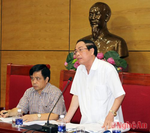 Đồng chí Nguyễn Quang Trạch - Chánh Văn phòng UBND tỉnh đề nghị đơn vị thiết kế tính toán kỹ hơn về không gian làm việc cho cán bộ ở các sở, ban, ngành; phương án bãi đỗ xe.