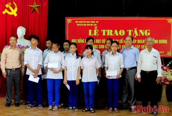 trao quà cho các em học sinh khó khăn.