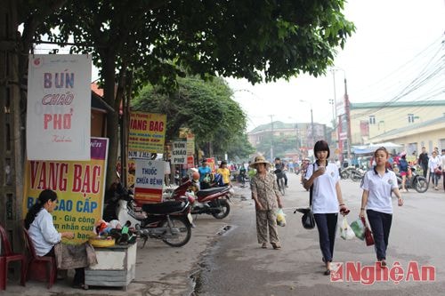 Mỗi ngày, hàng trăm lượt sinh viên trường ĐH Vinh trọ học ở khu vực đường Nguyễn Văn Trỗi phải đi bộ đến trường trong tình trạng giao thông nguy hiểm như thế này. Vỉa hè - nơi đi bộ an toàn của các em đã bị lấn chiếm gần hết, gây nhiều khó khăn trong việc di chuyển, buộc các em phải đi xuống dưới lòng đường