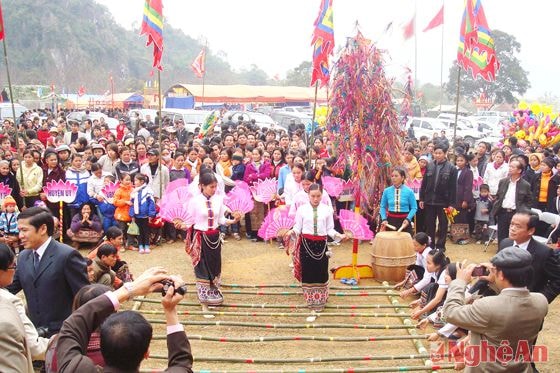 Thi nhảy sạp tại Lễ hội Hang Bua (Quỳ Châu).   Ảnh: Trần Ngọc Lan