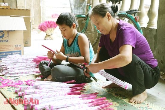 Sản xuất tại làng nghề hương trầm Thị trấn Tân Lạc (Quỳ Châu).