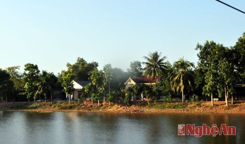 Bản làng người Thổ thường tập trung chủ yếu những nơi có mó nước, khe suối.