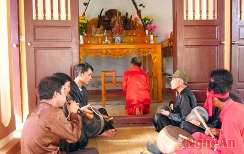 Trong làng thường có miếu thờ các vị thần và thành hoàng làng, có thầy mo