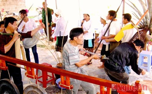Người Thổ coi trọng lễ xuống đồng, lễ cúng cơm mới, mừng nhà mới...