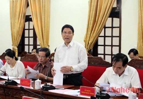 Đồng chí Nguyễn Bằng Toàn - Ủy viên BCH Đảng bộ tỉnh, Giám đốc Sở LĐ -TB&XH trình bày báo cáo công tác giảm nghèo trong 5 năm (2011 -2015)