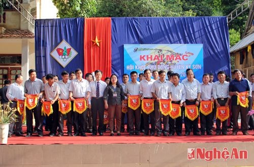 Đại diện UBND huyện Kỳ Sơn tặng cờ lưu niệm cho 48 đơn vị về tham gia Hội khỏe Phù Đổng năm 2015 của huyện Kỳ Sơn.