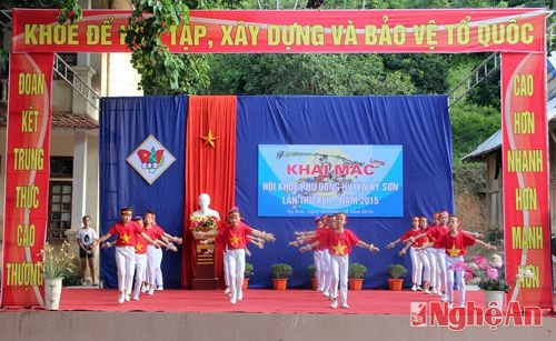 Tiết mục văn nghệ chào mừng tại lễ khai mạc Hội khỏe Phù Đổng lần thứ XVII năm 2015 tại huyện Kỳ Sơn.