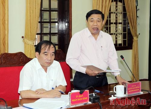 Đồng chí Nguyễn Xuân Đường - Chủ tịch UBND tỉnh nhấn mạnh việc cần nâng cao nhận thức cho người nghèo trong công tác xóa đói giảm nghèo