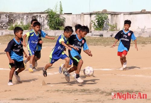 Thi đấu môn bóng đá tại Hội khỏe Phù Đổng huyện Kỳ Sơn 2015.