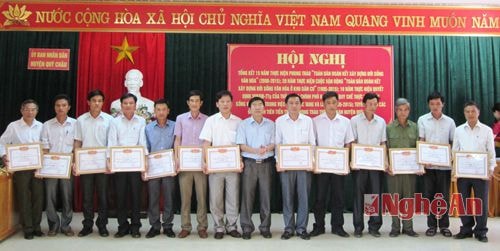  Lãnh đạo huyện Quỳ Châu trao giấy khen cho các cá nhân tiêu biểu.