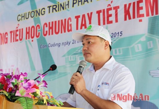 Đại diện Công ty điện lực Nghệ An phát động phong trào