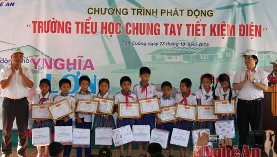 Khen thưởng cho các học sinh có thành tích trong phong trào