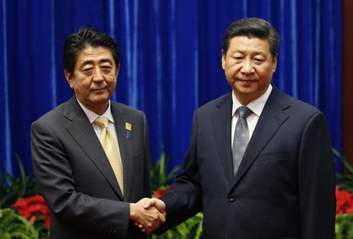 Thủ tướng Nhật Bản Shinzo Abe và Chủ tịch Tập Cận Bình trong cuộc gặp tháng 11/2014.