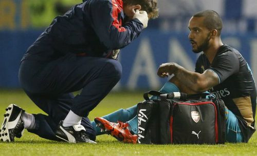 Walcott gặp chấn thương sau khi vào thay Chamberlain. Ảnh: Reuters.