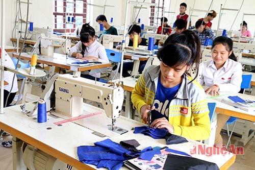 Một lớp học may ở Trung tâm dạy nghề huyện Quỳ Châu.