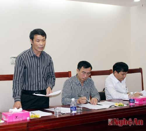 Đồng chí Phan Nguyên Hào - Phó Giám đốc Sở Thông tin - truyền thông trình bày kết quả triển khai các nội dung chính quyền điện tử, y tế điện tử, nhân lực CNTT ... trong thời gian qua.