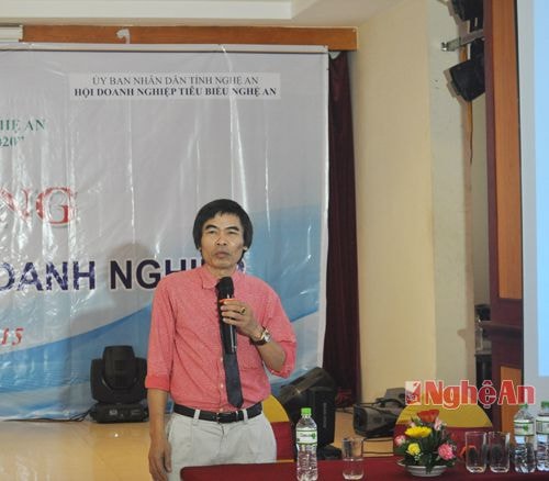 Tiến sỹ Lê Thẩm Dương, giảng viên Trường đại học Ngân hàng TP.Hồ Chí Minh truyền đạt kiến thức cho học viên