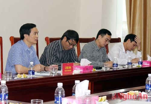 Đại diện lãnh đạo UBND tỉnh, các sở, ban, ngành tại buổi làm việc.