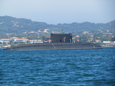Nói về lợi thế của các tàu ngầm Kilo trong Hải quân Việt Nam, ông Korotchenko cho rằng Nga cung cấp các phiên bản tàu ngầm mới nhất trang bị tổ hợp tên lửa Klub có khả năng chống hạm và tấn công mặt đất ở tầm xa.
