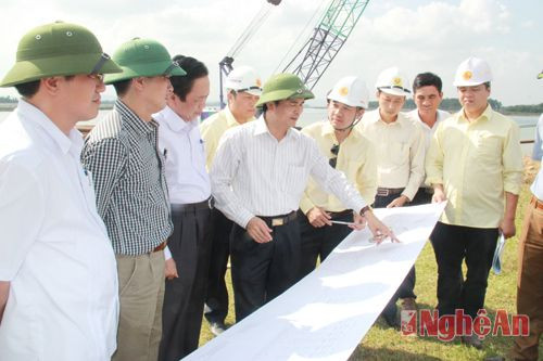 Đồng chí Lê Ngọc Hoa, Phó chủ tịch UBND tỉnh kiểm tra tiến độ thi công dự án tại hiện trường