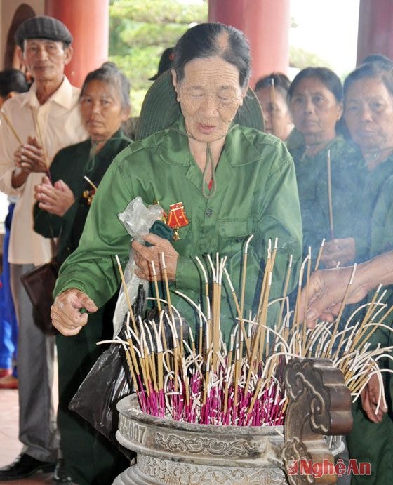 Dâng nén hương thơm tưởng nhớ đồng chí, đồng đội.