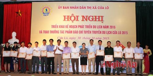 Lãnh đạo Thị xã trào giấy khen cho các tập thể có thành tích xuất sắc trong mùa du lịch 2015.