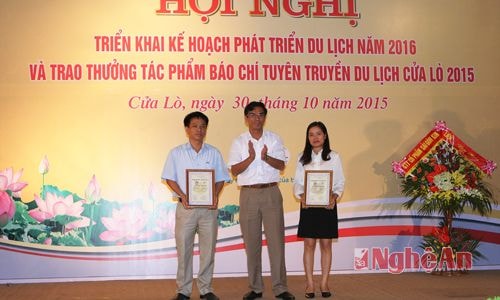  Ông Doãn Tiến Dũng - Chủ tịch UBND Thị xã Cửa Lò trao giải nhất cho các tác giả.