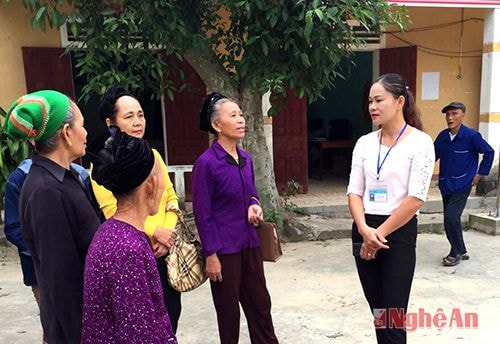 Cán bộ xã Lạng Khê (Con Cuông) trao đổi với người dân.
