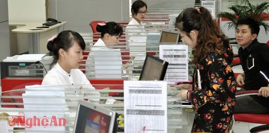 Khách hàng giao dịch tại Chi nhánh Techcombank Nghệ An. Ảnh: Quỳnh lan