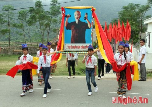 Rước ảnh Bác vào lễ đài.