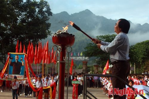 Đại diện Phòng Giáo dục huyện Tương Dương thắp đuốc tuyên bố khai mạc Hội khỏe Phù Đổng lần thứ XVII năm 2015.