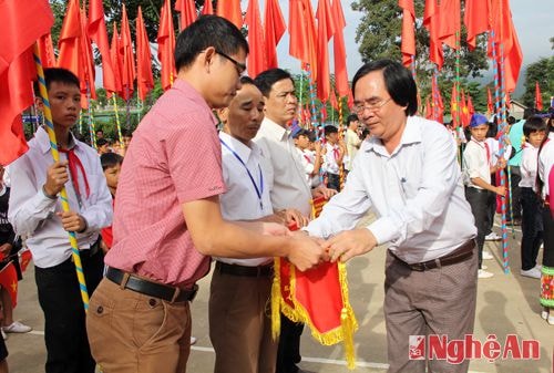 Ban tổ chức tặng cờ lưu niệm cho 16 đơn vị tham gia hội thi.