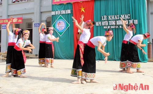Chương trình văn nghệ chào mừng hội thi Hội khỏe Phù Đổng huyện Tương Dương năm 2015.