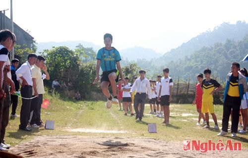 Vận động viên thi môn nhảy xa nam.