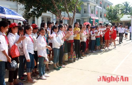 Có rất đông khán giả đến theo dõi và cổ vũ cho các vận động viên thi đấu.