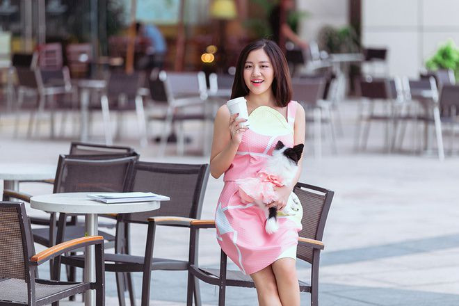 Văn Mai Hương khoe nét nữ tính với chân váy dáng phồng, màu trắng hồng.