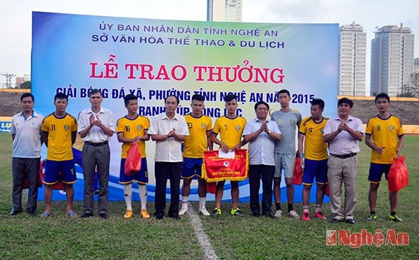 Trao giải nhì cho đội TP Vinh